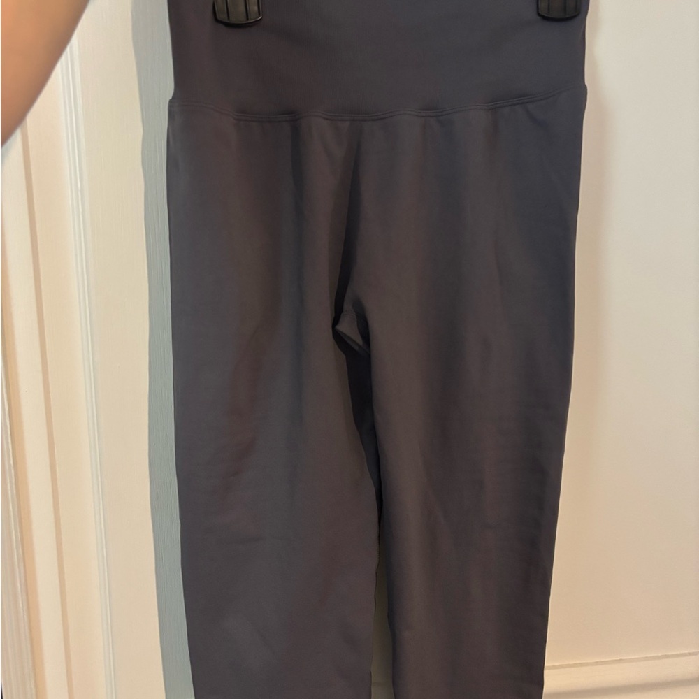 Gray scrunch butt leggings